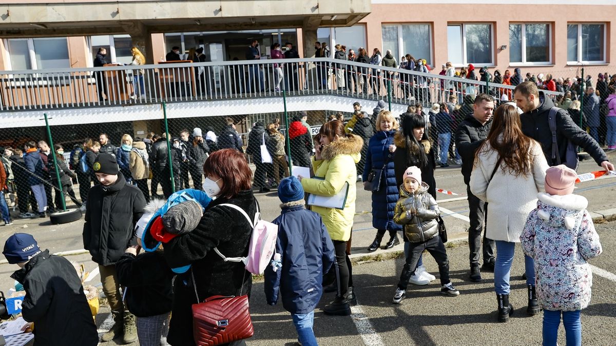 U cizinecké policie v Praze od rána stojí fronty uprchlíků z Ukrajiny